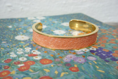 Bracelet doré et cuir de saumon